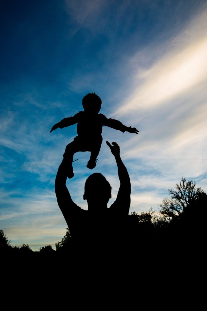 IMAGEN-HOMBRE-JUGANDO-CON-NIÑO.PUBLIBIDAD DIA DEL PADRE