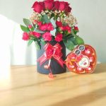 Caja de rosas de amor con chocolates