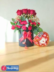 Caja de rosas de amor con chocolates