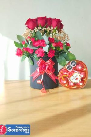 Caja de rosas de amor con chocolates