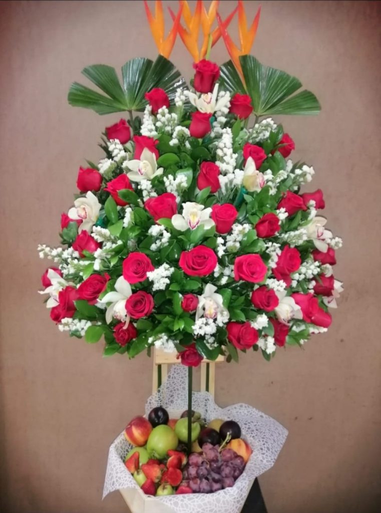 arreglo floral con frutero 1