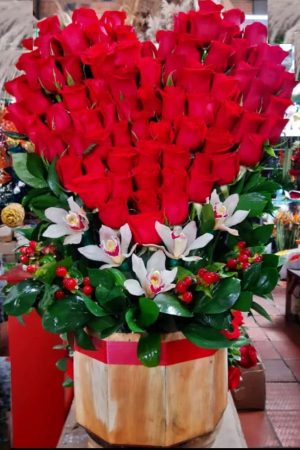 arreglo floral corazon de rosas