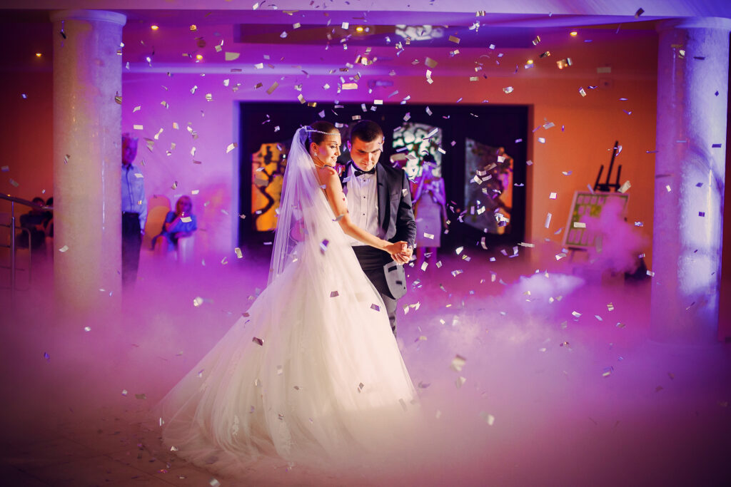 pareja bailando su boda