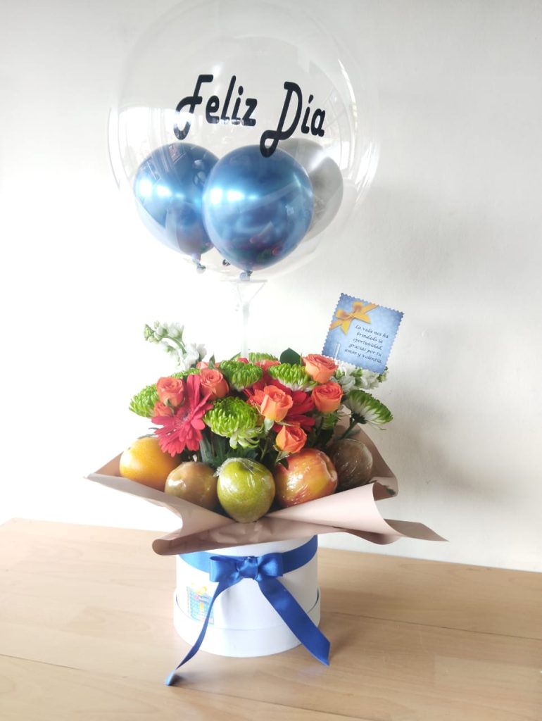 Caja con frutas y flores